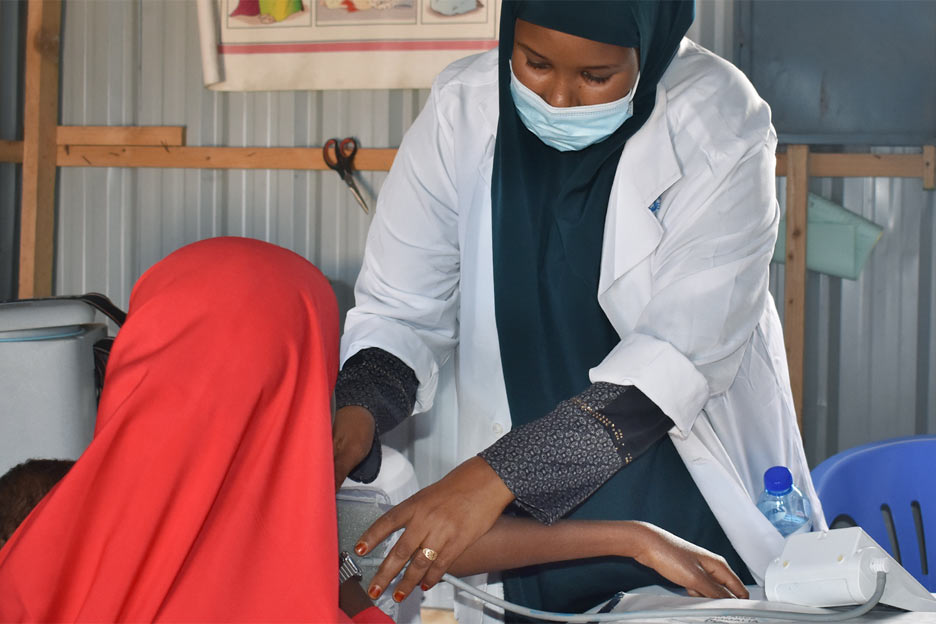 Eine Ärztin der Mutter-Kind-Klinik in Somalia untersucht eine Frau. Foto: Fadumo Ali