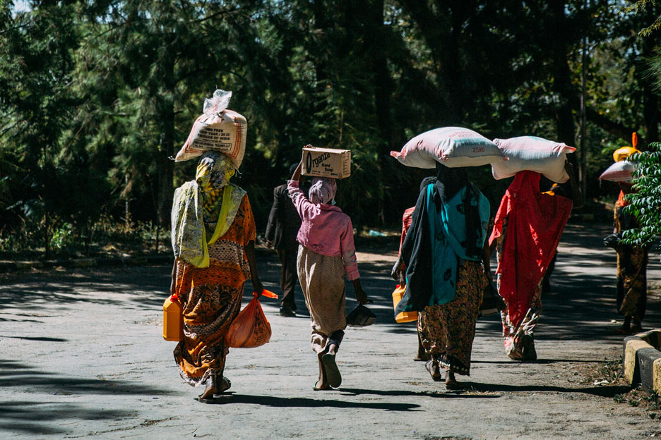 Frauen auf einer Straße in Äthiopien. Foto: Alea Horst
