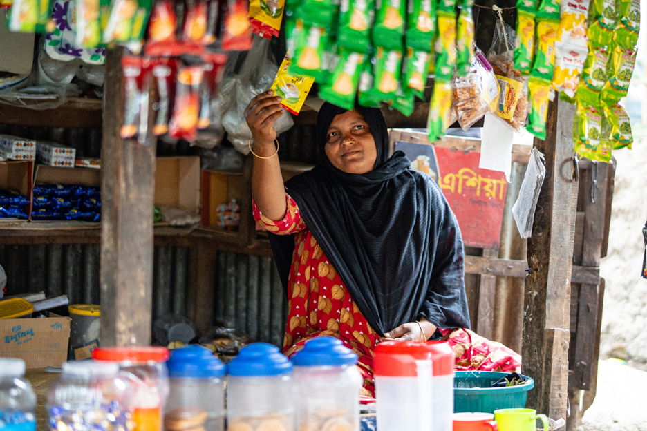 Ambia in ihrem Kiosk