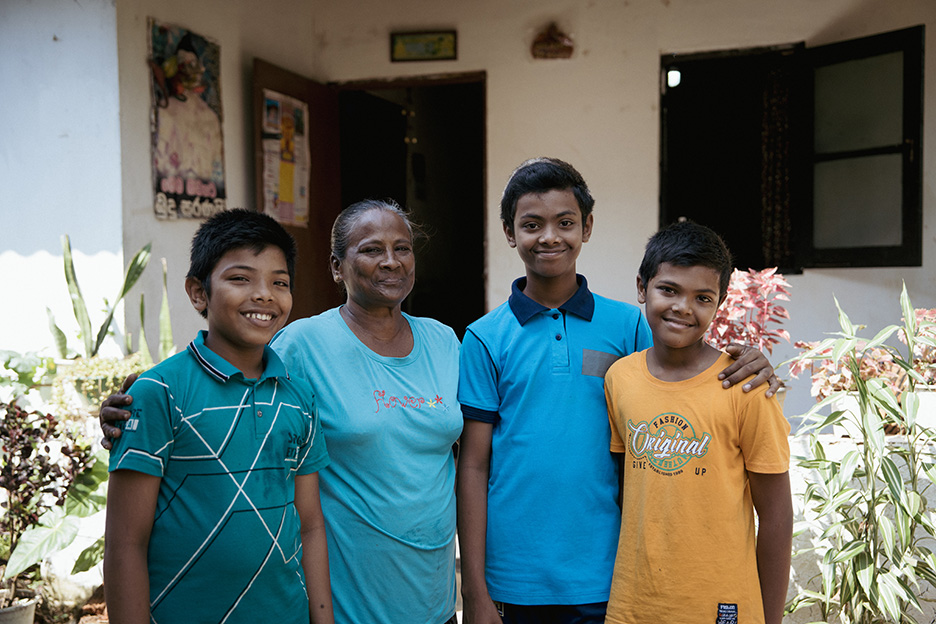 Großmutter mit drei Enkelsöhnen